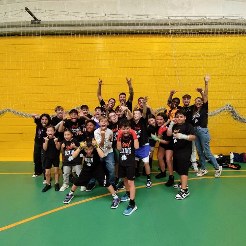 Grupo de jóvenes celebrando tras entrenamiento